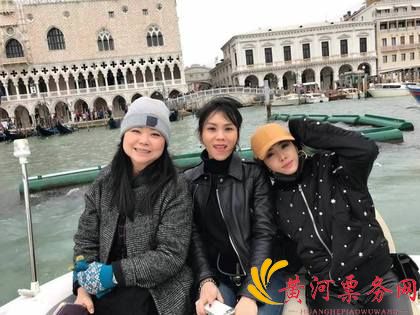 蔡依林与外国友人合影