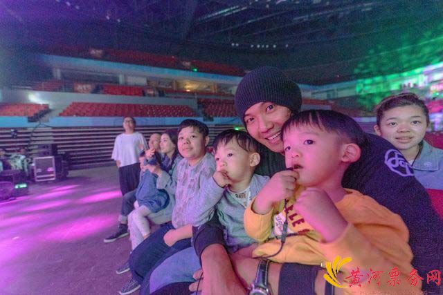 黑人抱着双胞胎萌娃