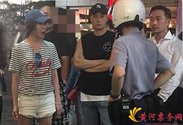 萧亚轩夜晚为救狗狗与路上争吵