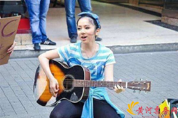 邓紫棋街头卖唱