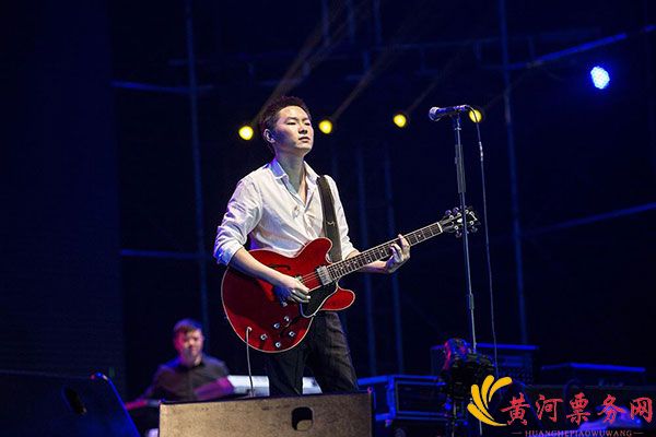 梁博成都演唱会现场介绍