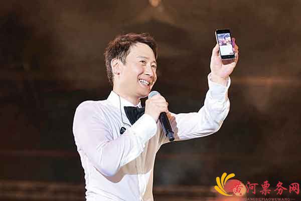 黎明演唱会现场与粉丝互动