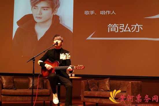 简弘亦做客南开/