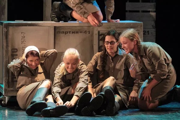 话剧这里的黎明静悄悄哈尔滨站