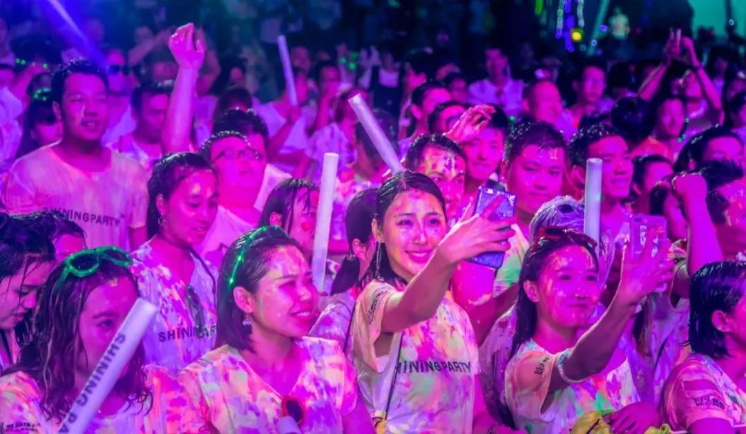 超模DJ跨年荧光派对