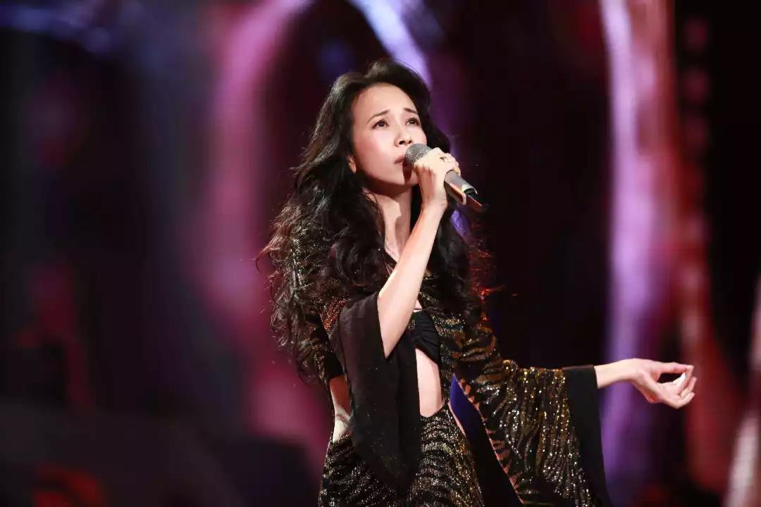 2020莫文蔚厦门演唱会，五十岁的莫文蔚依旧绝色无双。