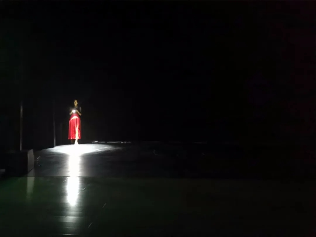 2021女性独角戏《亿万次的孤独和每个身边的你》-青岛站