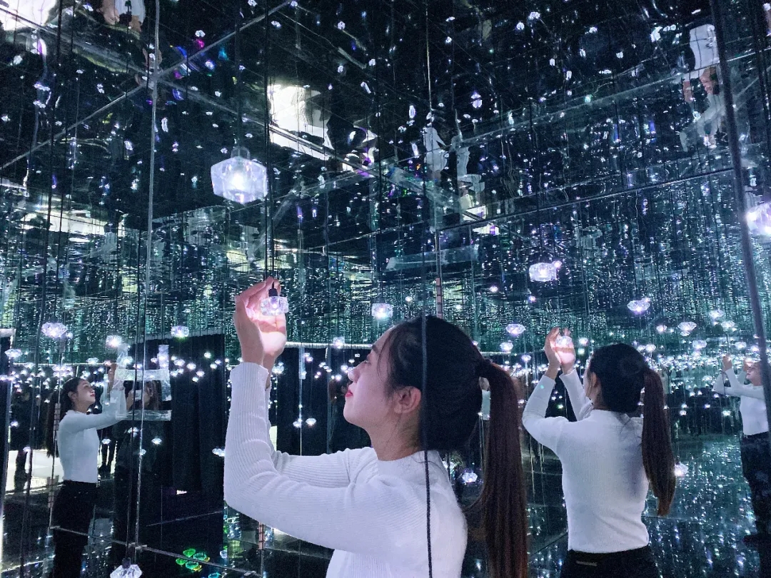 哈尔滨锦鲤星空艺术展