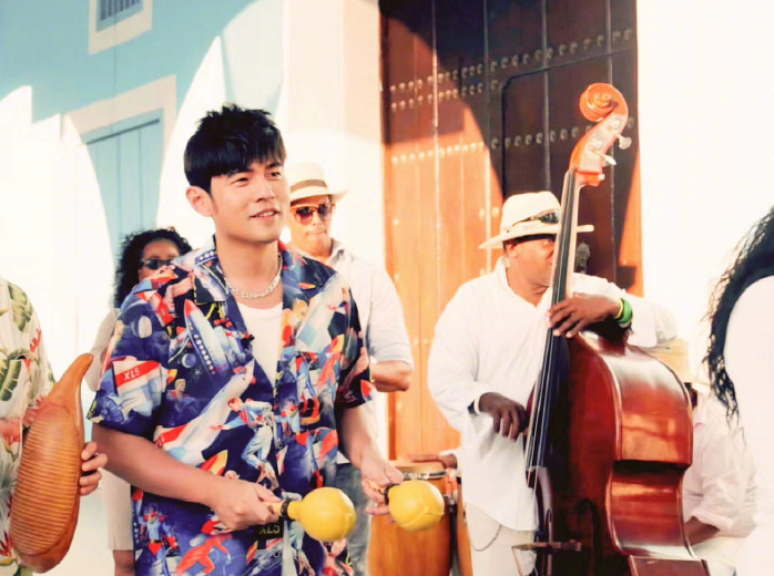 周董发行新歌《Mojito》,这个爱喝奶茶的男人竟然不喝奶茶了?