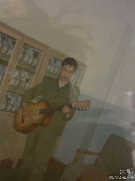 王一博爸爸年轻时弹吉他照