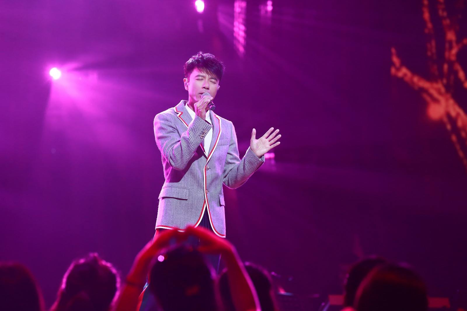 香港歌手李克勤多大年龄了？个人演艺经历想了解一下