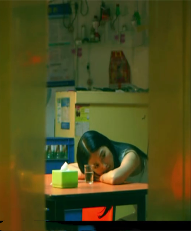 张含韵这首歌《照顾自己》的MV，讲的是什么故事？