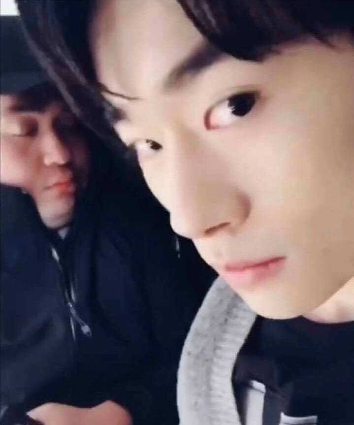 易烊千玺偷拍胖虎上热搜，有一种陪伴叫“千玺和胖虎”！