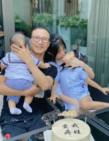 父亲节章子怡晒合影 汪峰发际线太突出！