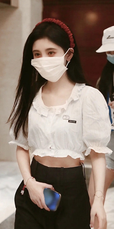 鞠婧祎戴口罩引起热议 脸小还是故意凹脸小人设?