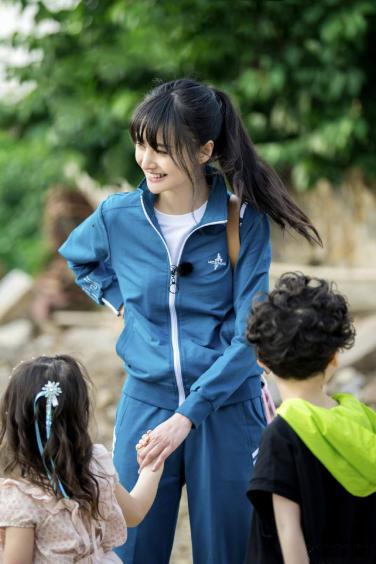 郑爽复古校服上热搜，少女感爆棚