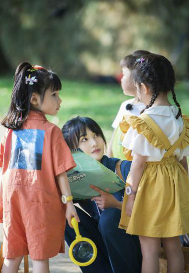 郑爽复古校服上热搜，少女感爆棚