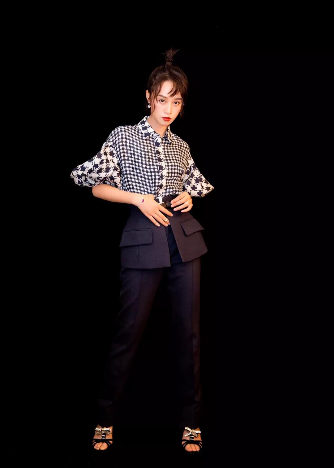 蓝盈莹抠脚式演讲，暴露精致女孩的另一面