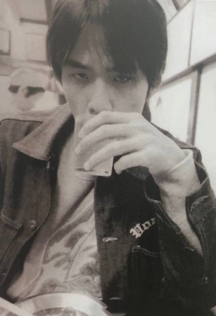 周杰伦深夜被粉丝教育熬夜发胖 回复：难怪怎么瘦不下来