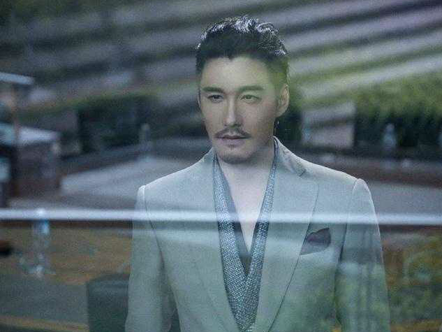 胡兵演唱《一个人跳舞》 不老男神魅力十足