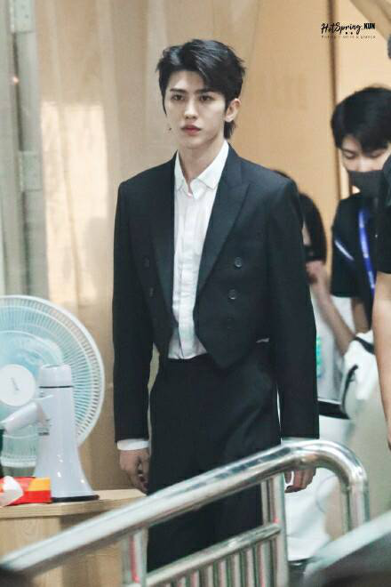 蔡徐坤燕尾服上热搜了?是怎么回事?