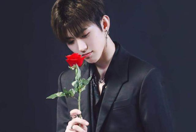 蔡徐坤燕尾服上热搜了?是怎么回事?