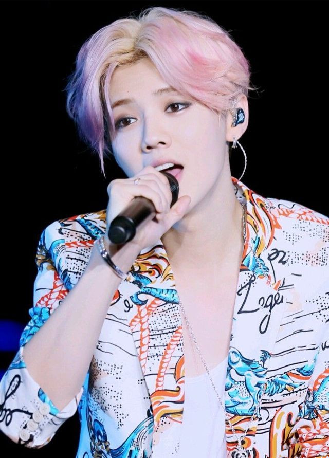 鹿晗蓝发造型 神似漫画人物