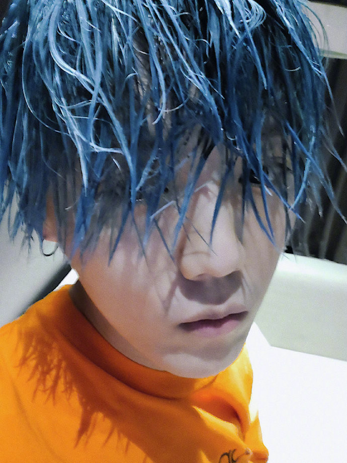 鹿晗蓝发造型 神似漫画人物