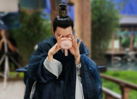 时隔七年再度合作 杨幂陈伟霆互拍惹人回忆