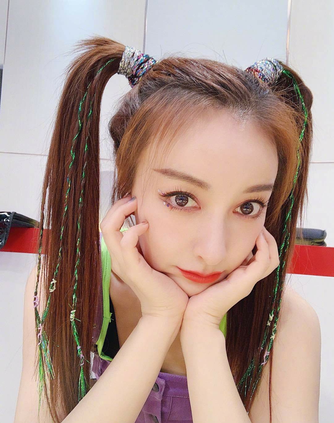 被提议弹贝斯 昕昕子秒变小哭包