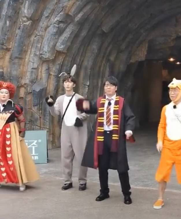 贾玲范丞丞郑爽跳无价之姐 魔性舞姿十分可爱