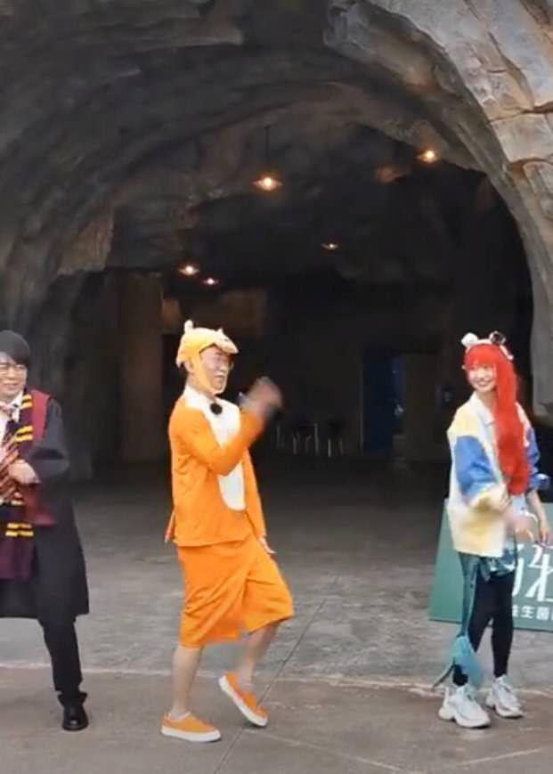 贾玲范丞丞郑爽跳无价之姐 魔性舞姿十分可爱