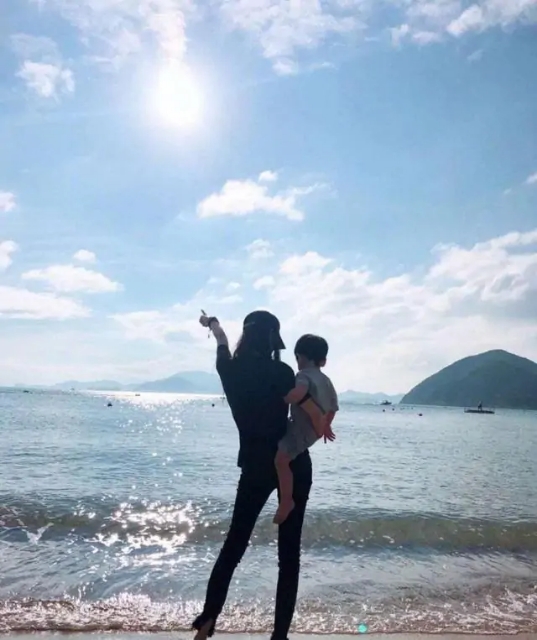 Angelababy被粉丝指责“还想当花瓶” 发文回应“有点失望”