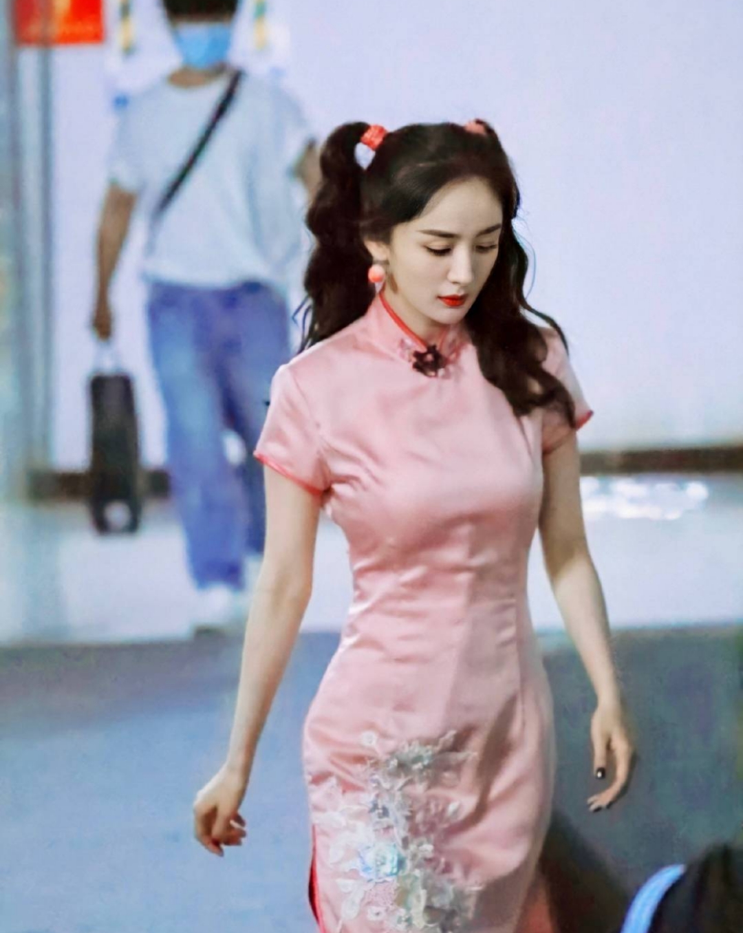 杨幂双马尾旗袍亮相 造型太少女