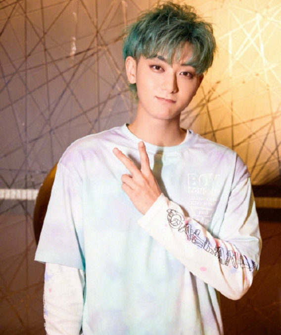 黄子韬发文给徐艺洋加油 你的花路才刚刚开始