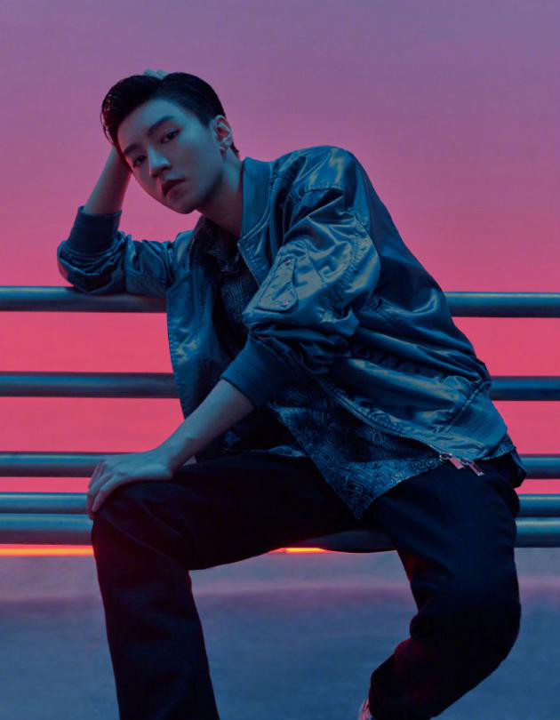 王俊凯七月份大片释出 未来感十足！