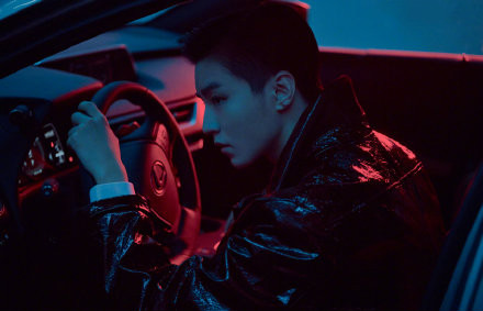 王俊凯七月份大片释出 未来感十足！