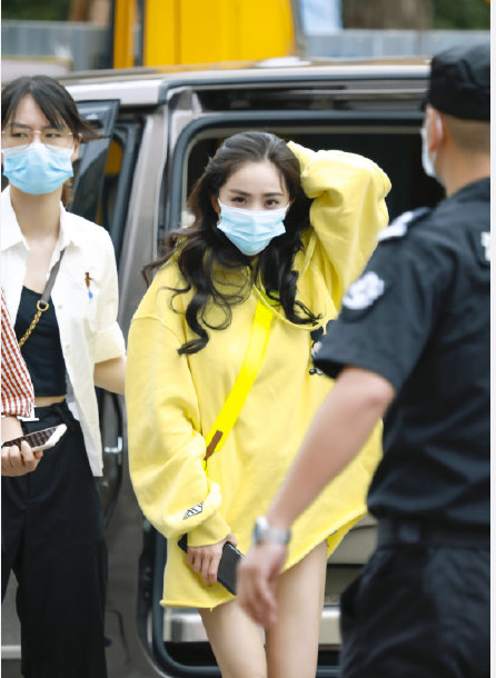 少女幂宽大黄色卫衣搭配笑脸卡通包,被杨幂穿搭圈粉了!