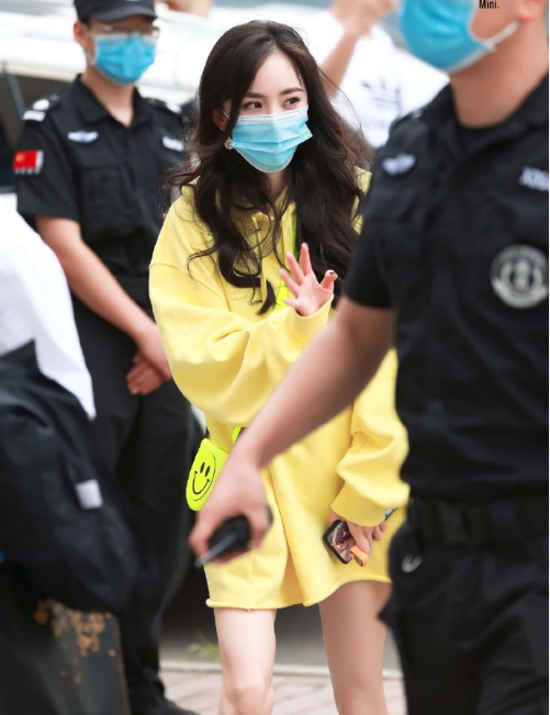 少女幂宽大黄色卫衣搭配笑脸卡通包,被杨幂穿搭圈粉了!