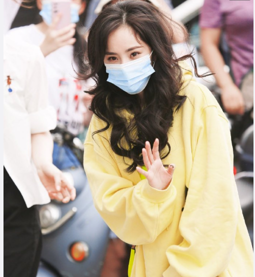 少女幂宽大黄色卫衣搭配笑脸卡通包,被杨幂穿搭圈粉了!