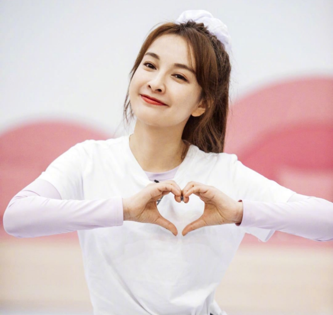 满怀斗志的昕昕子回来啦！ 吴昕发微博：我是人狠话不多的类型