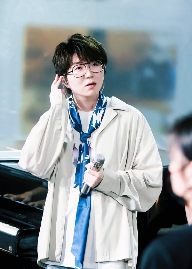 夏日毕业歌会 毛不易给毕业生们唱《入海》