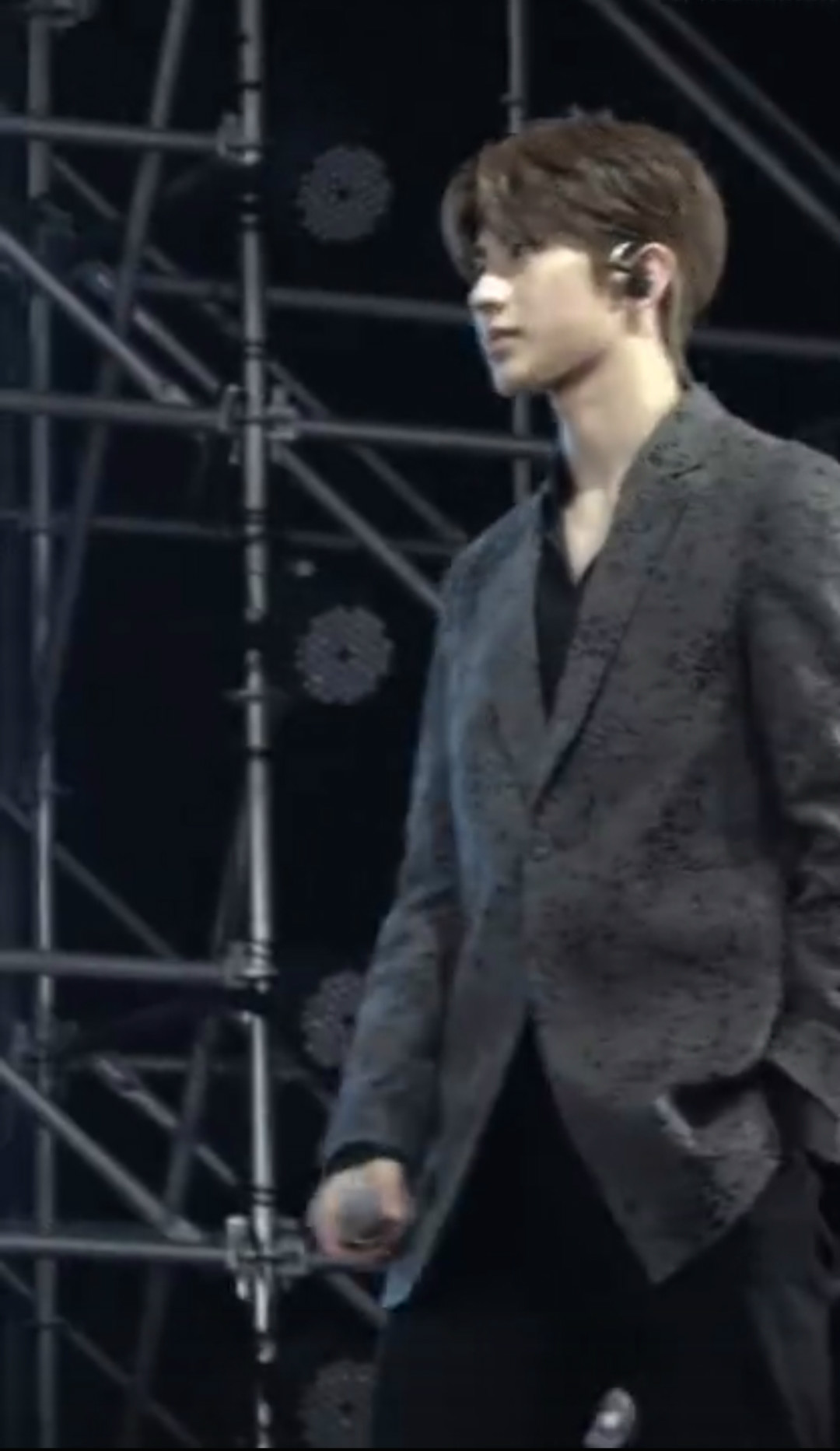 蔡徐坤顺拐 整场垮掉