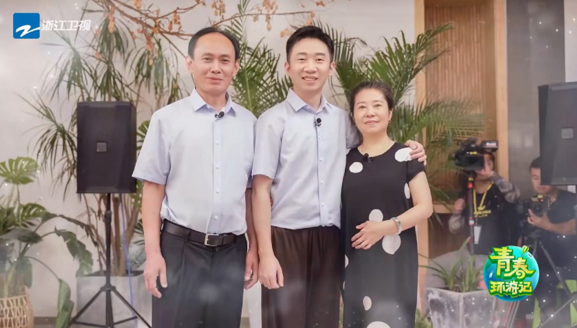 杨迪下跪感谢父母 这一幕太催泪！