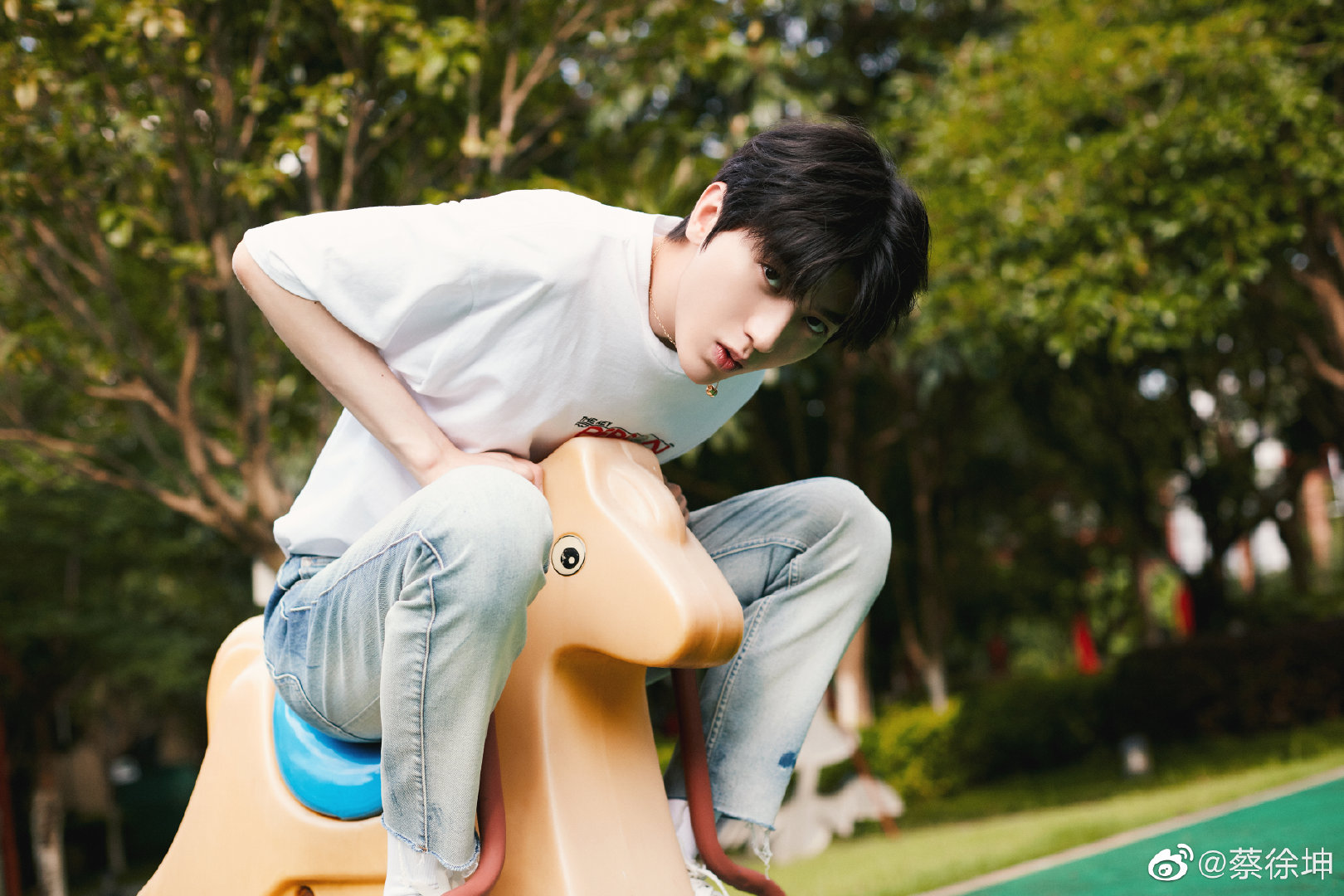 蔡徐坤顺拐 整场垮掉