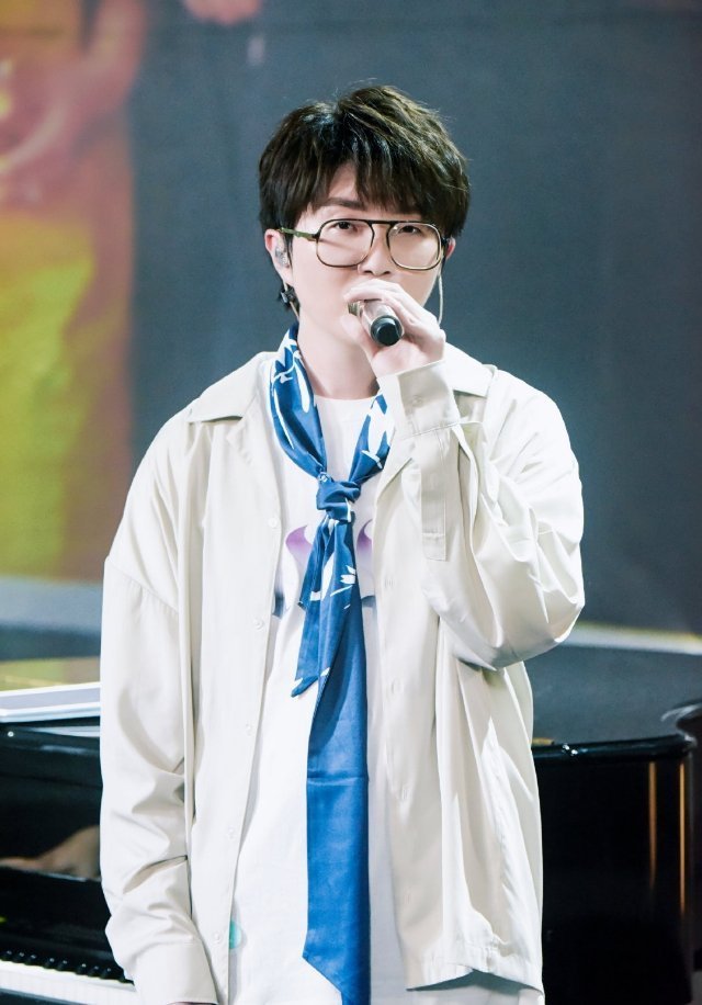 夏日毕业歌会 毛不易给毕业生们唱《入海》