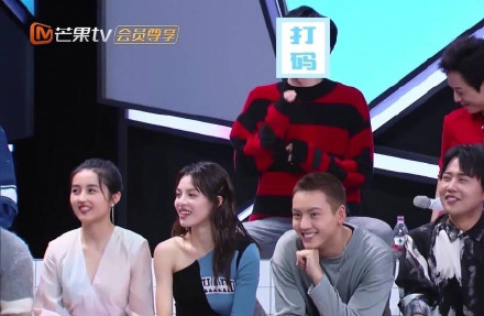 《快乐大本营》后期给仝卓镜头贴“打码”表情包