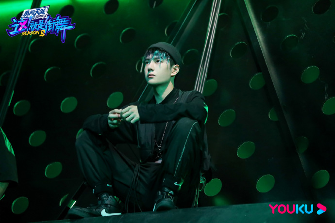 王一博《这！就是街舞》的蓝绿脏辫曝光，忍不住心动啊！