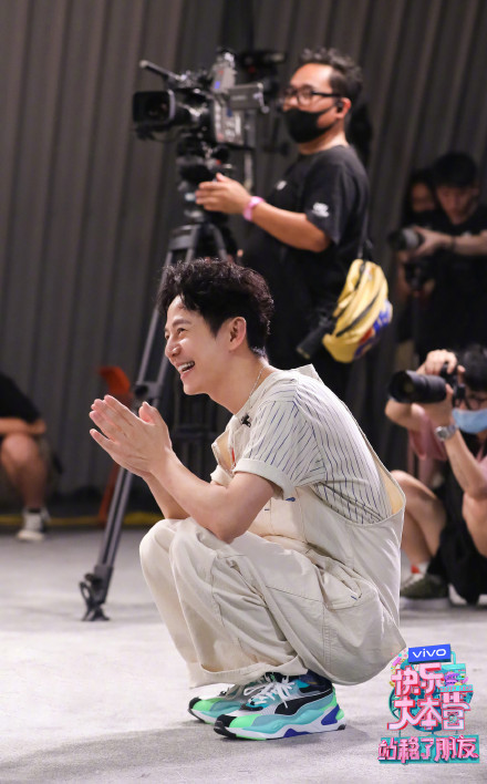 《快本》特别企划《站稳了朋友》首播，收割热搜位30个！