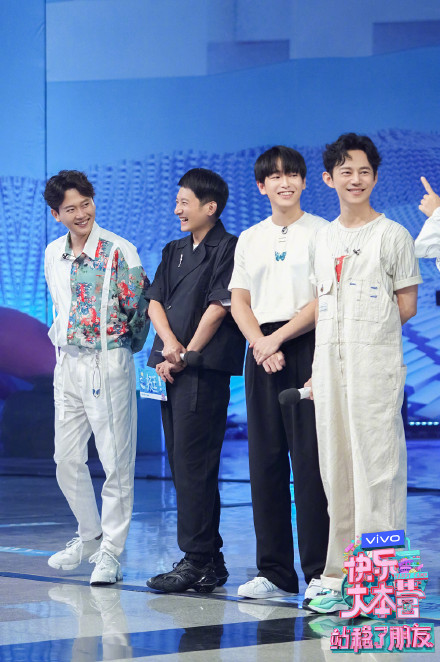 《快本》特别企划《站稳了朋友》首播，收割热搜位30个！